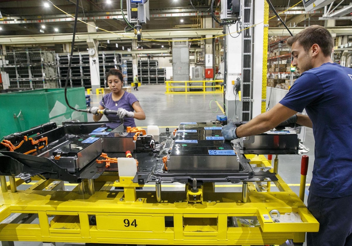 Dos operarios trabajan en la producción de celdas.