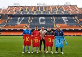 Los jugadores de los equipos afectados por la dana posan junto a Luis de la Fuente