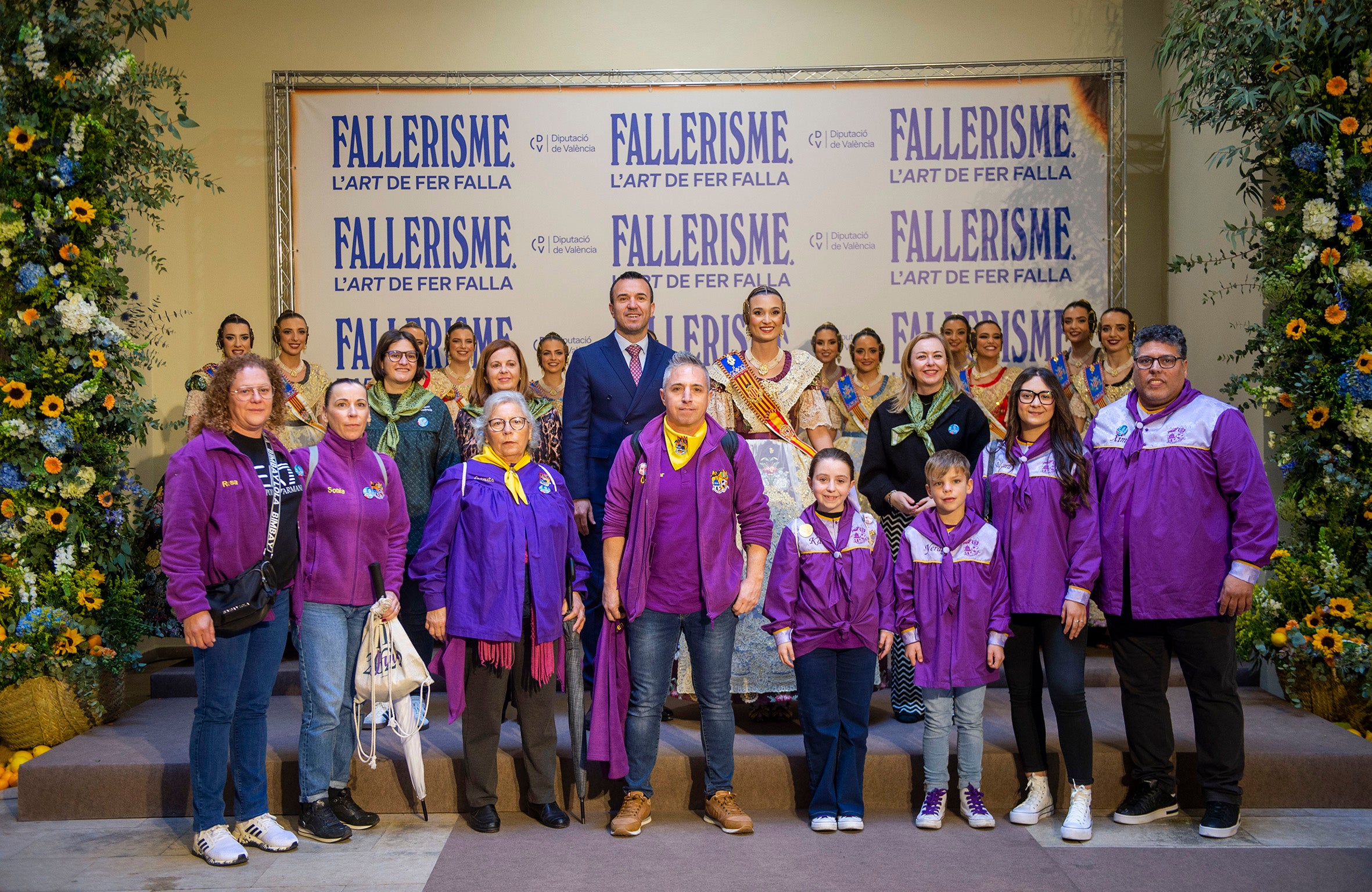 Imagen principal - La Falla Futbol de Carlet garantiza su futuro con 72 falleros infantiles