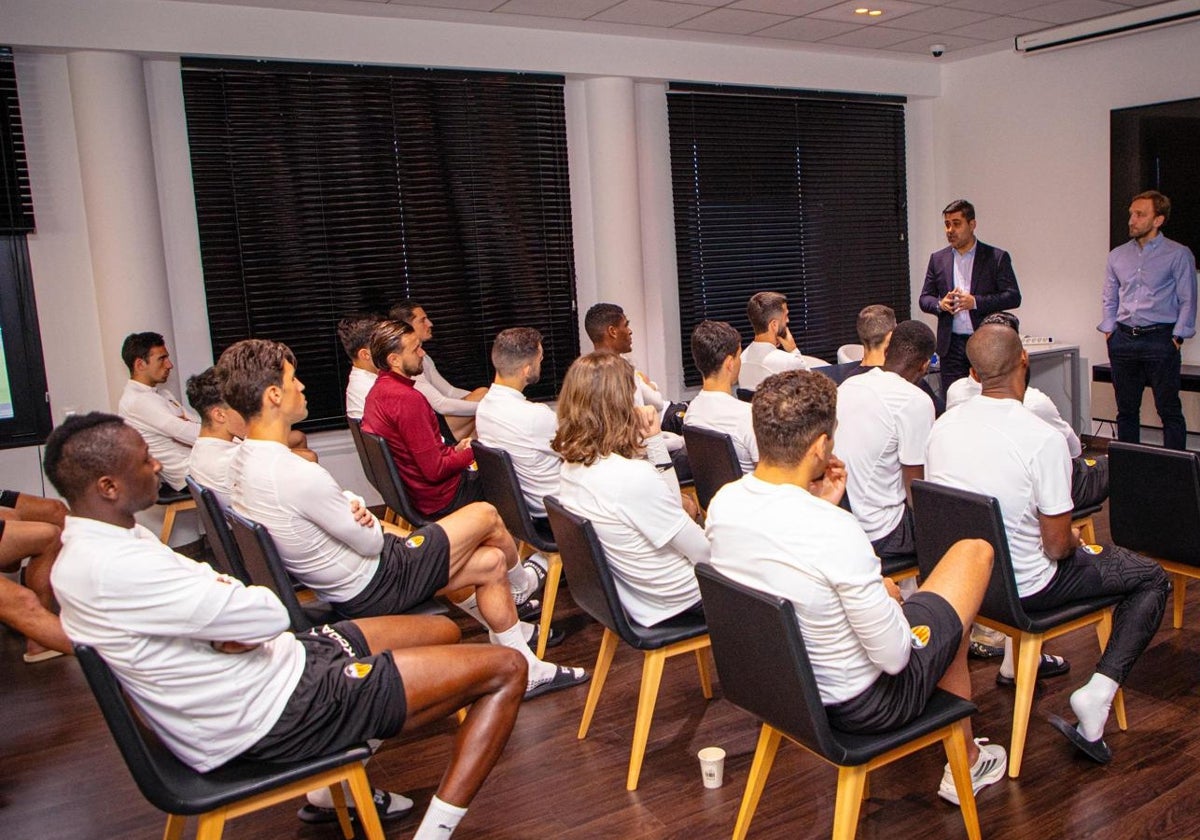 Directivos de la AFE y jugadores del Valencia durante la charla.