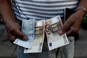 Un pensionista muestra diversos billetes.