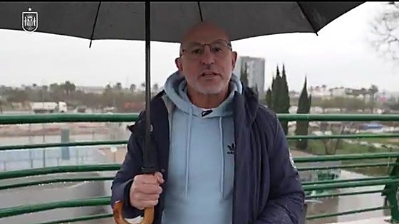 Luis de la Fuente da la lista de España desde el puente de la Solidaridad