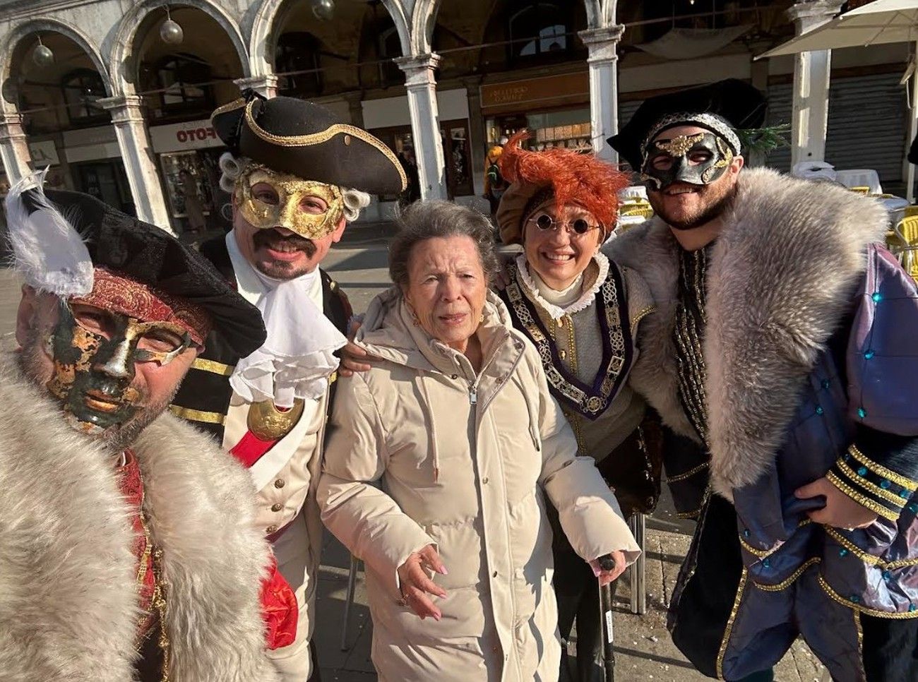 Dolores Bailén, en Venecia y rodeada de personas con máscaras de carnaval.