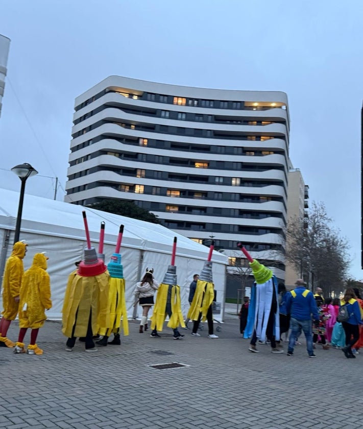 Imagen secundaria 2 - Falla Les Moreres, en la mascletà, crida conjunta de Les Moreres y Jesús Morante Borrás-Caminot-La Punta y fiesta de disfraces en Les Moreres.