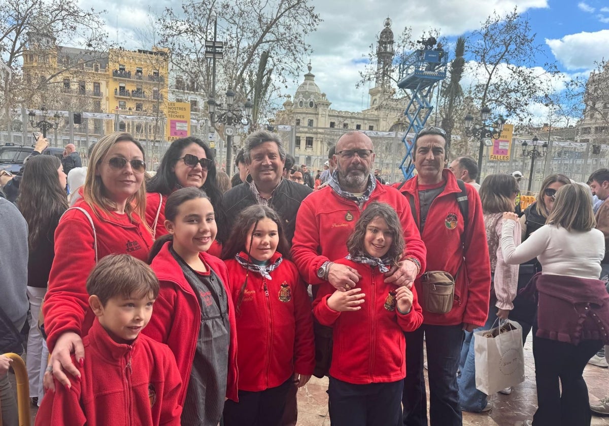 Imagen principal - Falla Les Moreres, en la mascletà, crida conjunta de Les Moreres y Jesús Morante Borrás-Caminot-La Punta y fiesta de disfraces en Les Moreres.