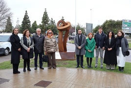 Foto de familia de algunos de los participantes en el acto.