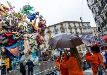 Una ofrenda con paraguas y una cremà sin lluvia