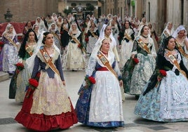 Falleras en la Ofrenda de las Fallas.