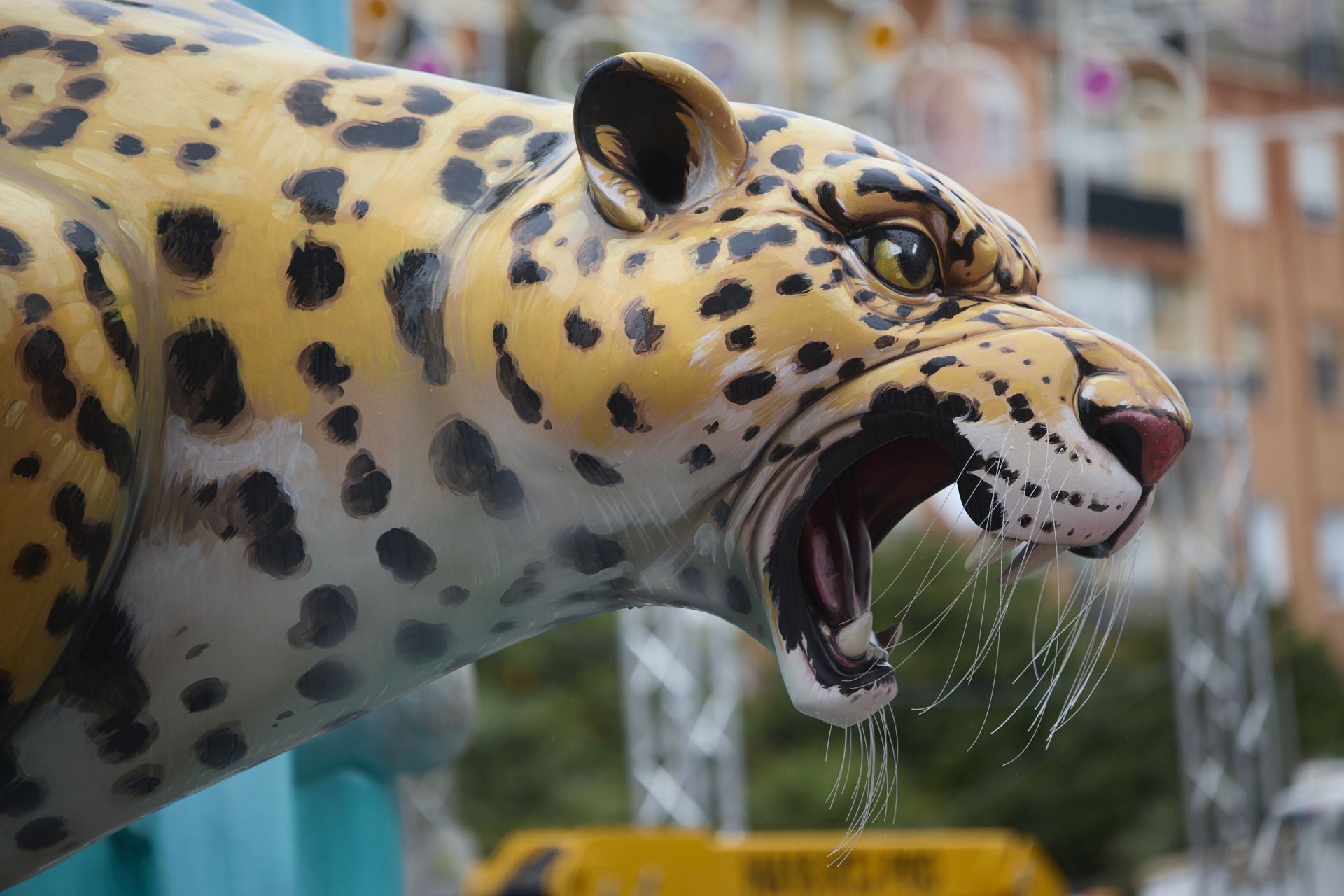 La plantà de las fallas de Especial, con dificultad por la lluvia