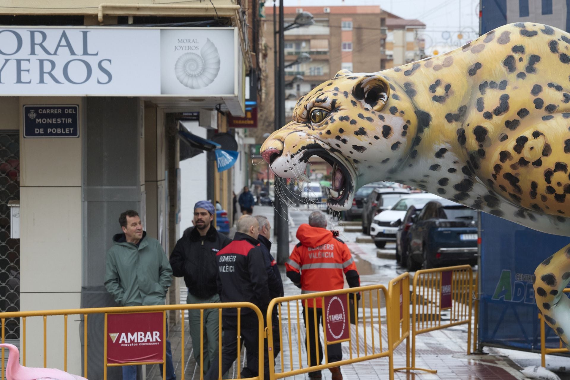 La plantà de las fallas de Especial, con dificultad por la lluvia