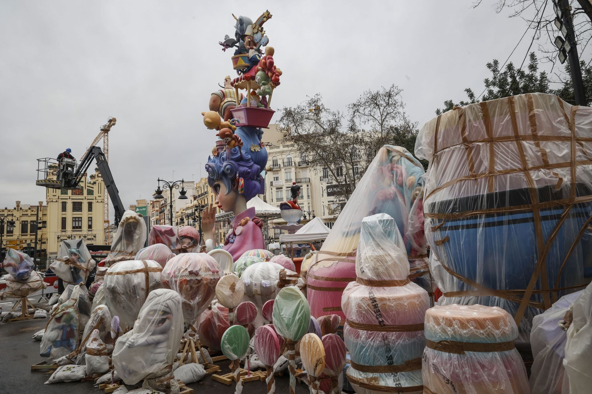 La plantà de las fallas de Especial, con dificultad por la lluvia