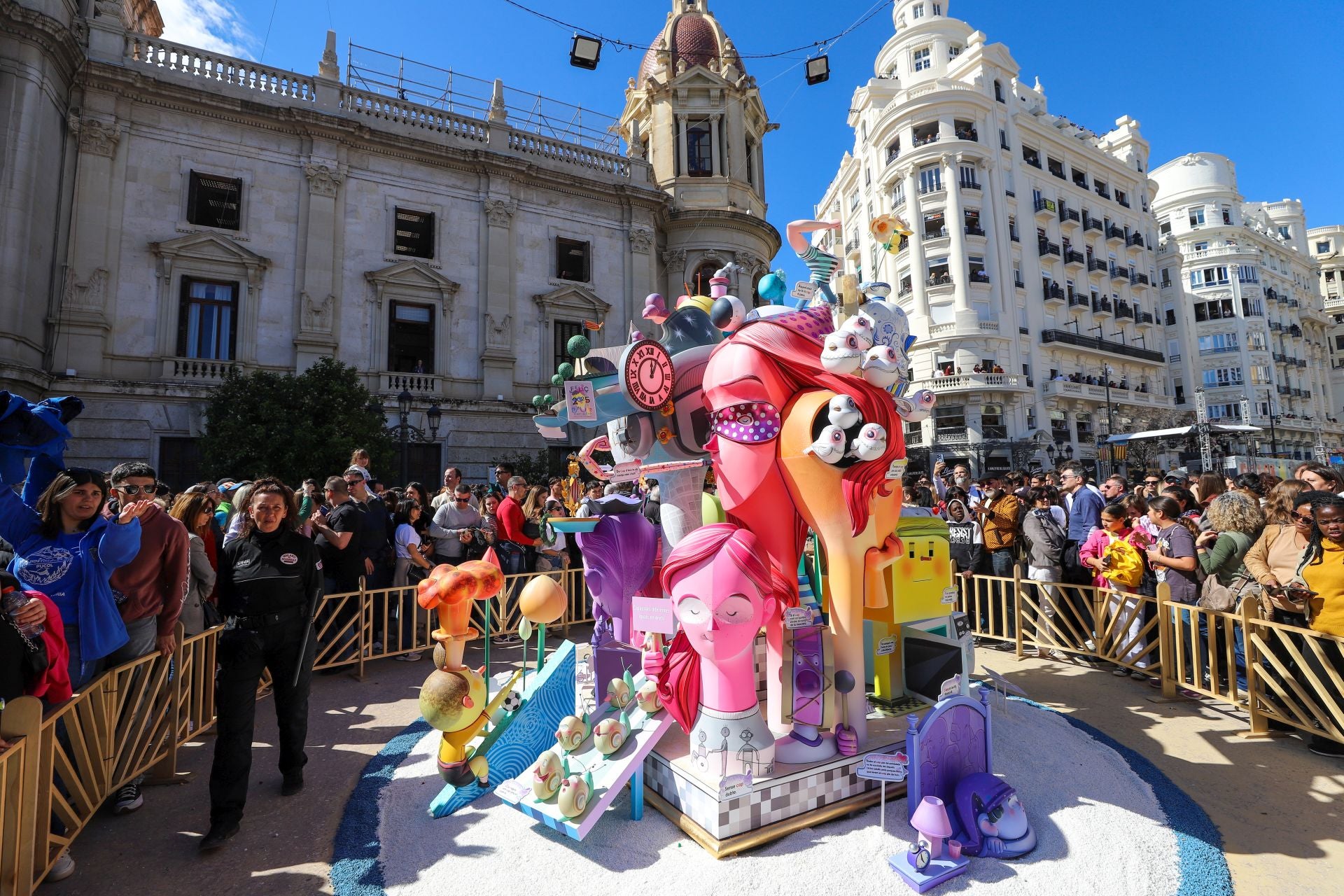 Gran interés por la falla infantil de la plaza del Ayuntamiento