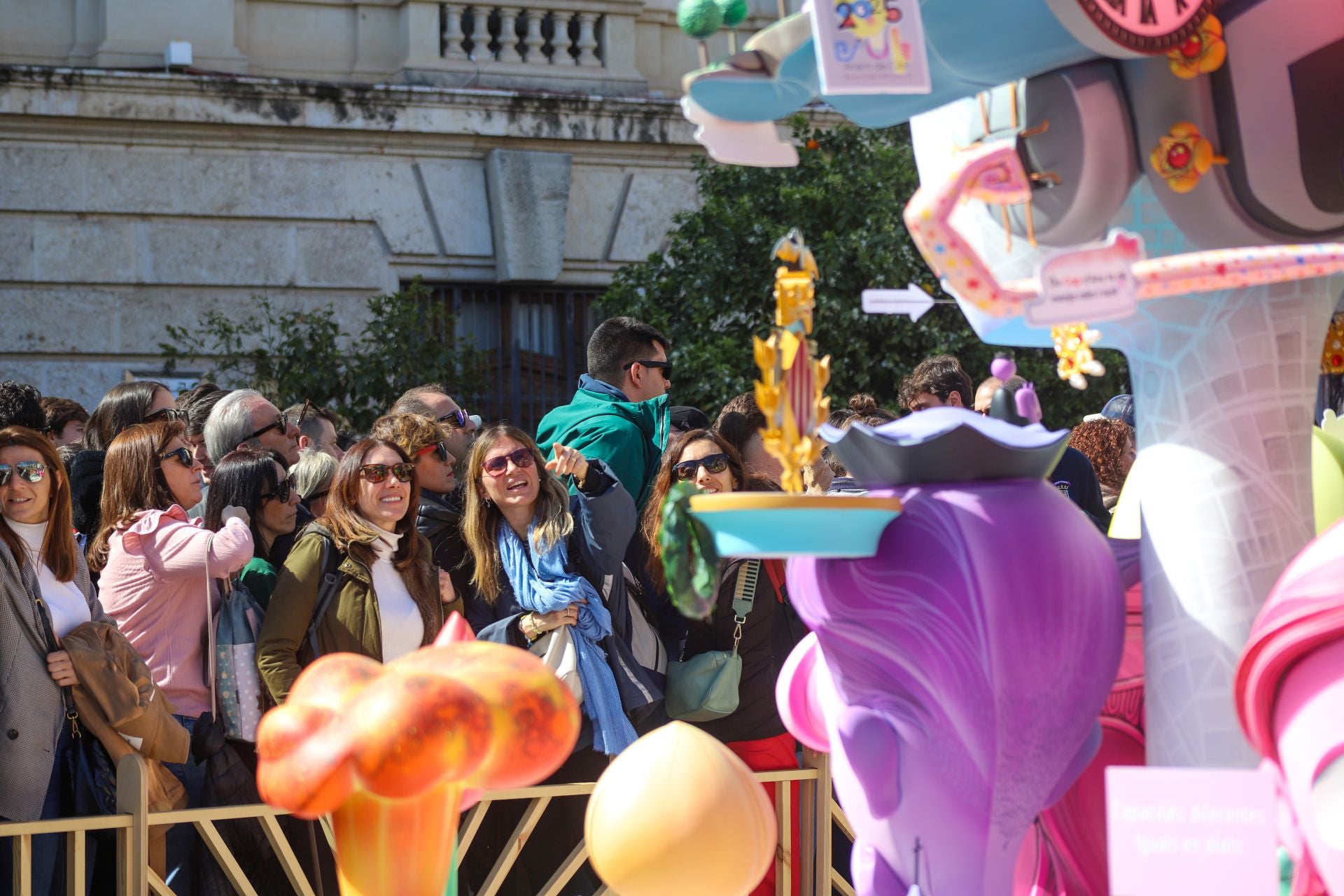 Gran interés por la falla infantil de la plaza del Ayuntamiento