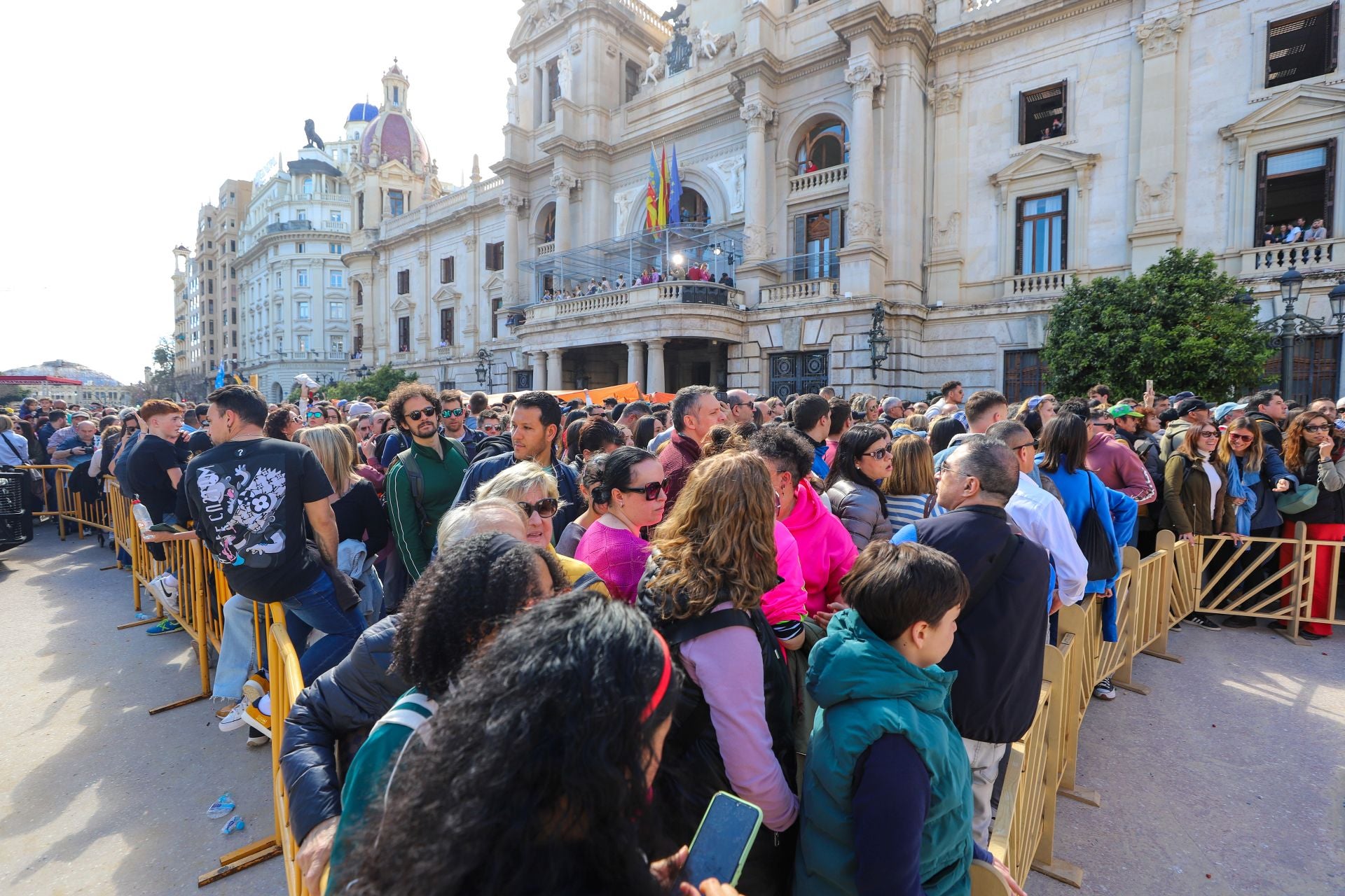 Gran interés por la falla infantil de la plaza del Ayuntamiento