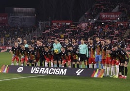 21 jugadores de Girona y Valencia, junto a los árbitros, posando en la iniciativa de la Liga contra el racismo, en la que Mouctar Diakhaby decidió no participar.