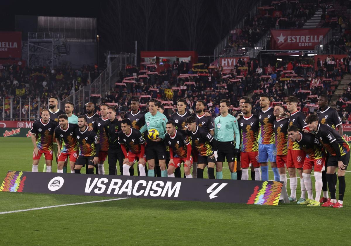 21 jugadores de Girona y Valencia, junto a los árbitros, posando en la iniciativa de la Liga contra el racismo, en la que Mouctar Diakhaby decidió no participar.