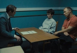 El abogado junto a Jamie y su padre en una escena de la serie.