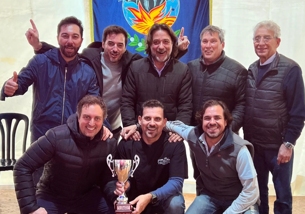 El actor, junto a sus compañeros de paella en la falla Joaquín Costa recogen el galardón.