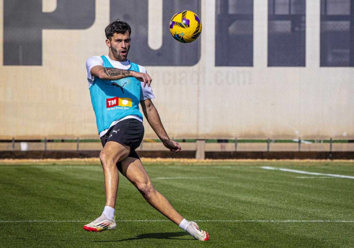 Hugo Duro, durante un entrenamiento en la Ciudad Deportiva de Paterna.