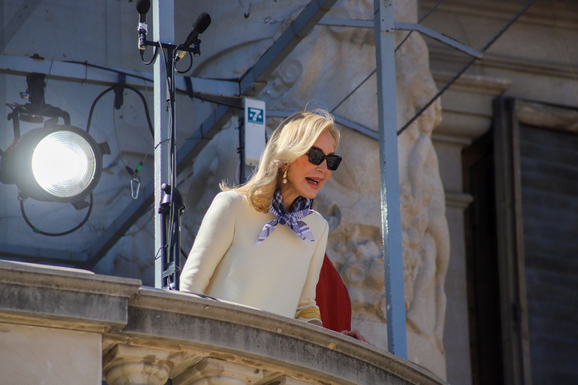 Fotos | Los famosos disfrutan de la mascletà y los toros de hoy sábado en las Fallas de Valencia