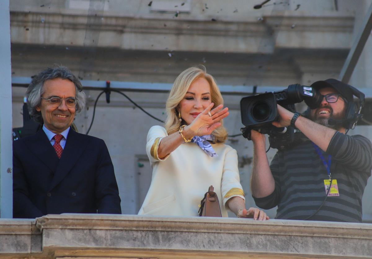 Fotos | Los famosos disfrutan de la mascletà y los toros de hoy sábado en las Fallas de Valencia