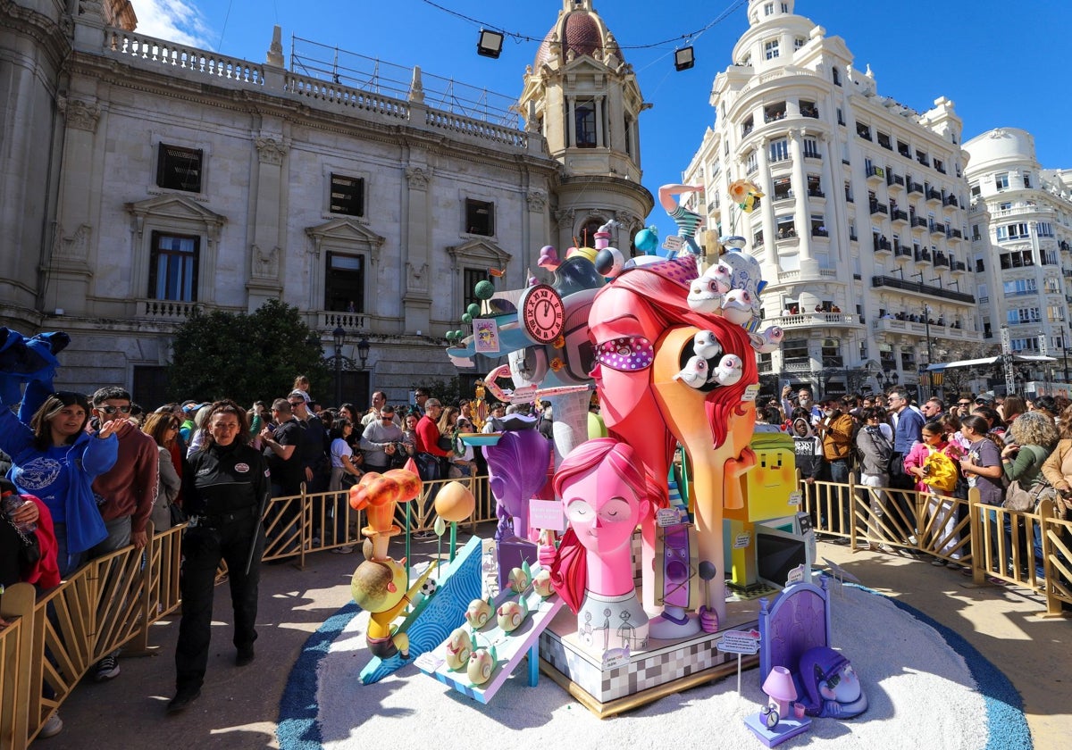 Visitantes a la falla municipal, instalada en la Plaza del Ayuntamiento.