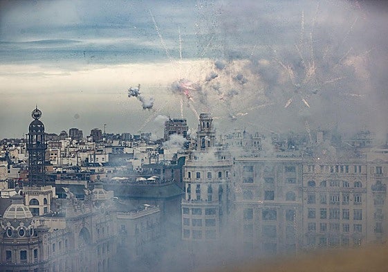 Lleno en la plaza del Ayuntamiento de Valencia para ver la mascletà.