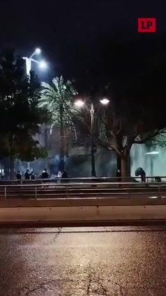 Guerra de bengalas en los jardines del Muvim