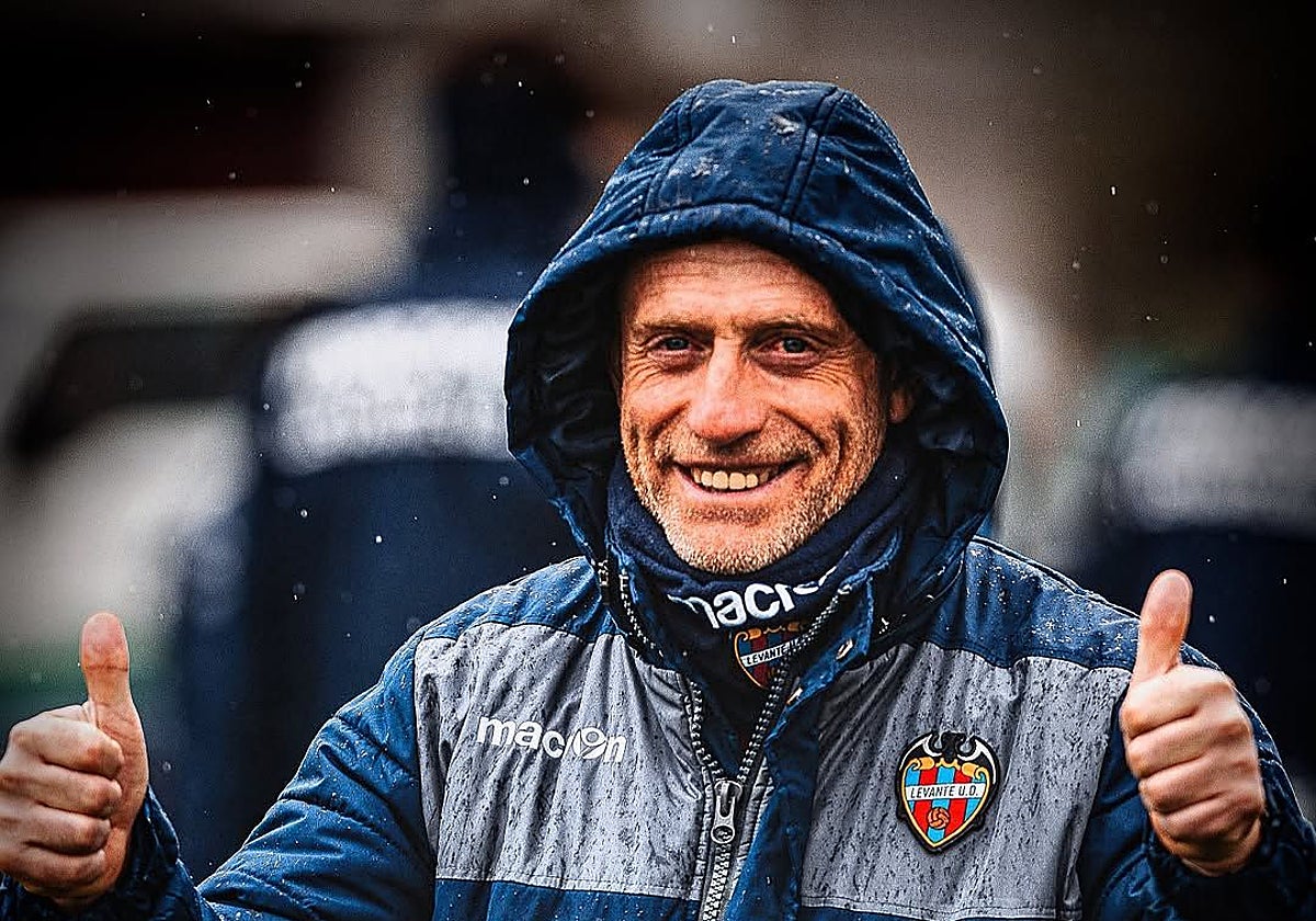 El entrenador Julián Calero durante un entrenamiento