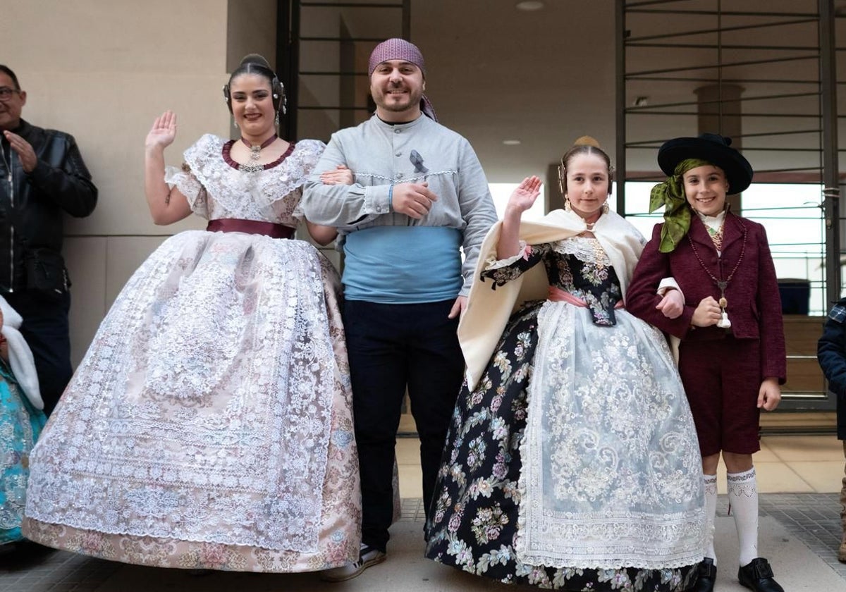 Alejandro Rubio, presidente de la falla Ramón y Cajal de Chiva, junto a Erika Jandula (FM); Valeria Pérez (FMI) y Manuel Martínez, presidente infantil.