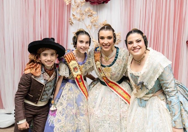 Silvana Díaz, presidenta de la falla La Fila de Alfafar, junto a Alicia Nieto (FM); Roser Navarro (FMI) y Héctor Martínez, presidente infantil.