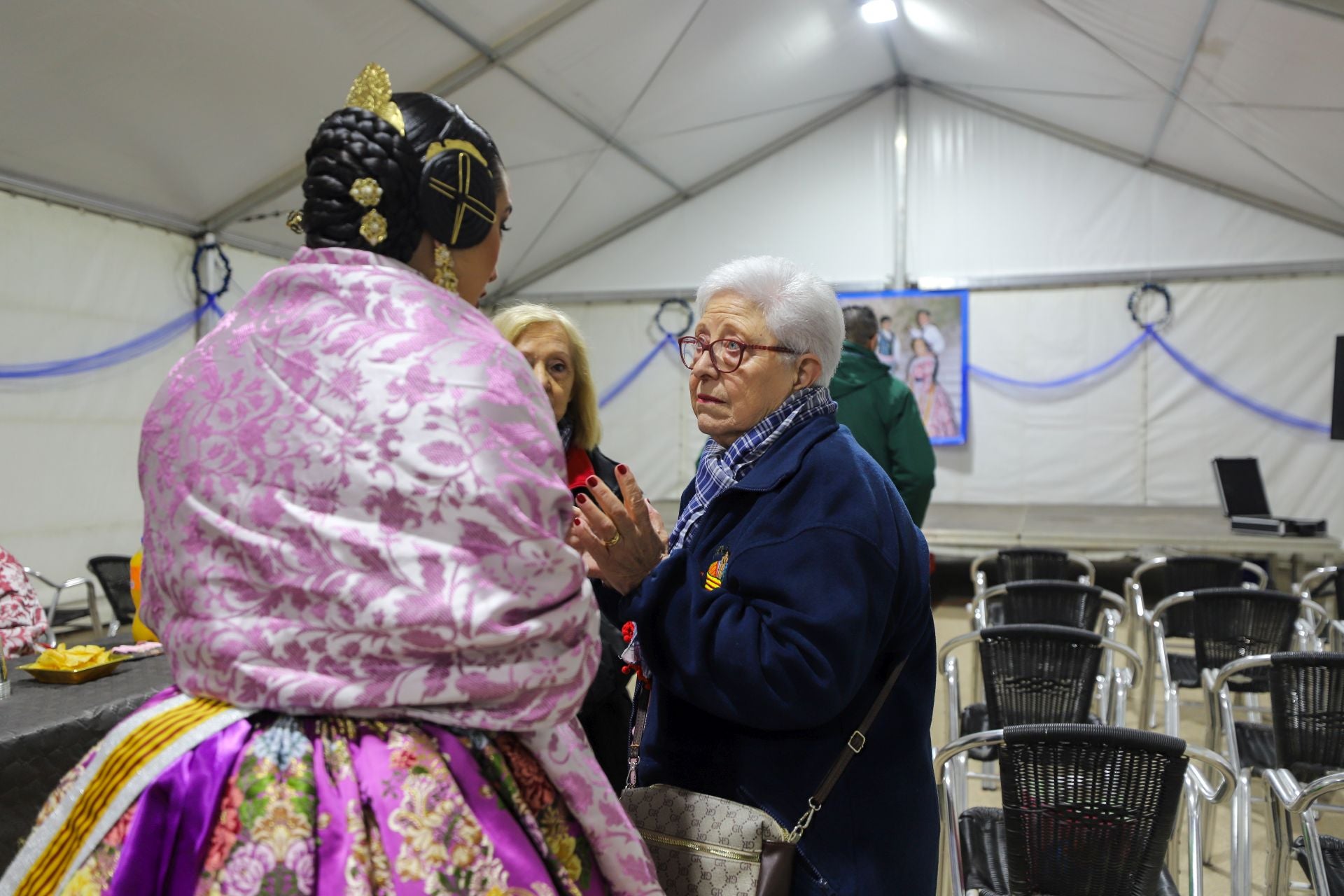 La fallera mayor de Valencia visita una de las fallas afectadas por la dana en La Torre