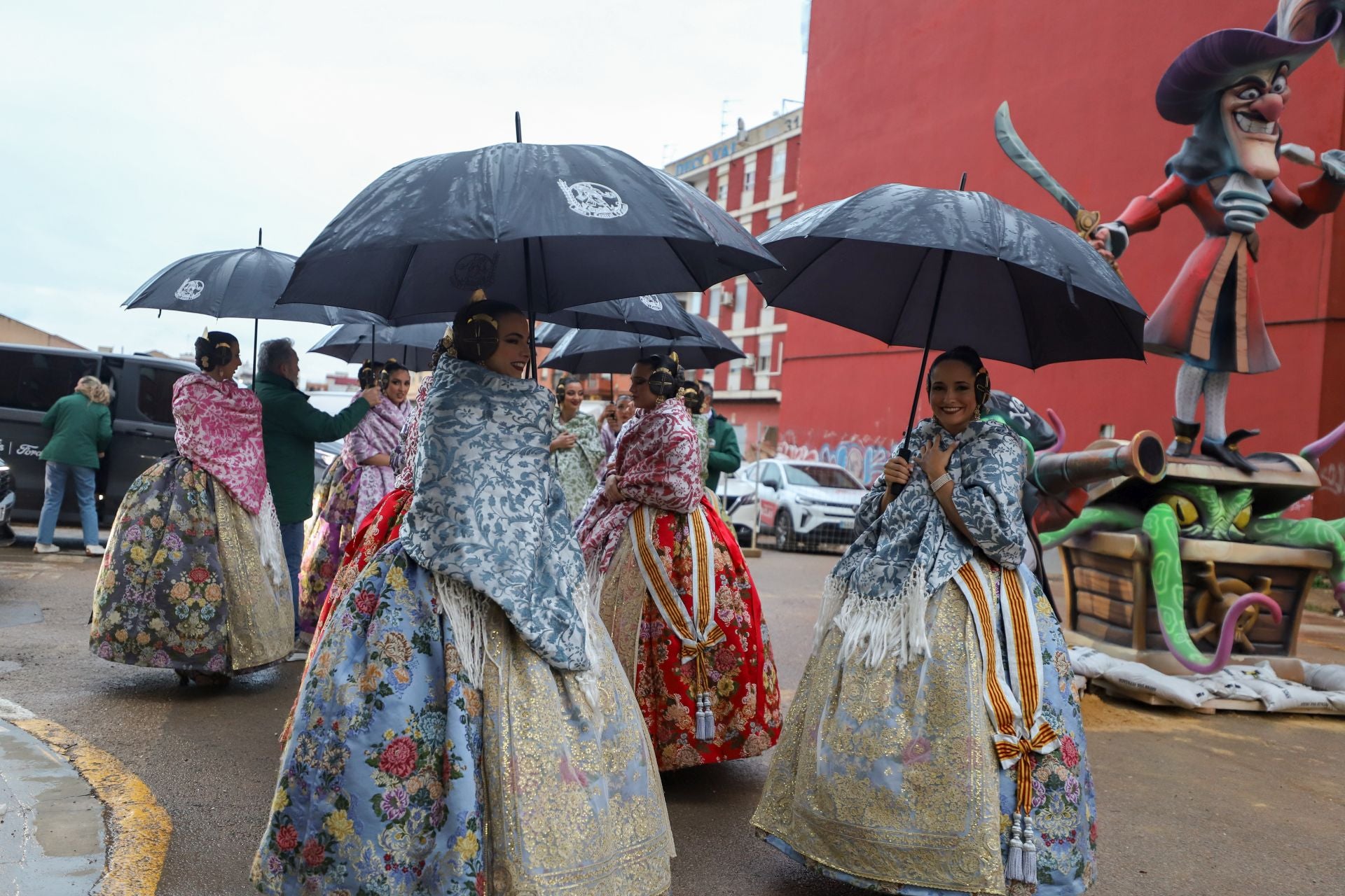 La fallera mayor de Valencia visita una de las fallas afectadas por la dana en La Torre