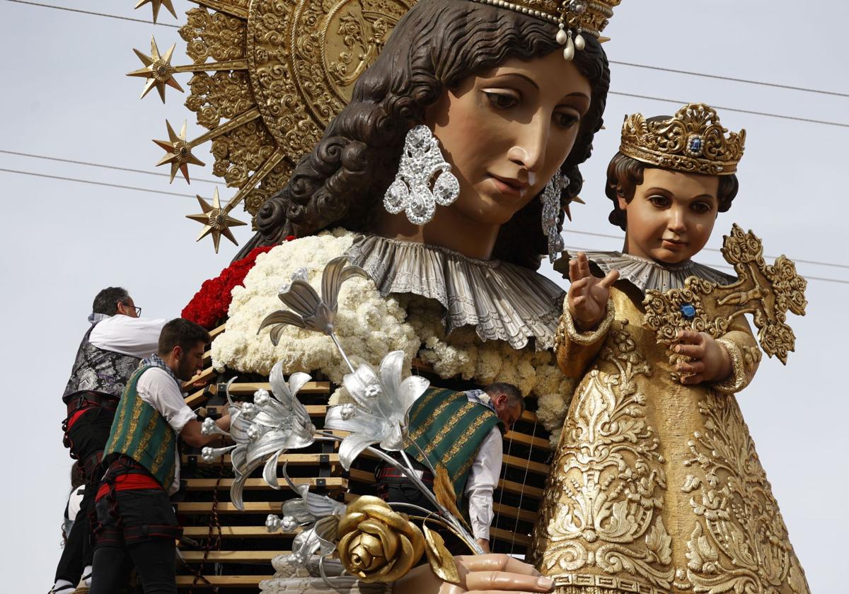 Vestidores de la Virgen dan forma al manto de la 'Geperudeta' en la Ofrenda de 2024.