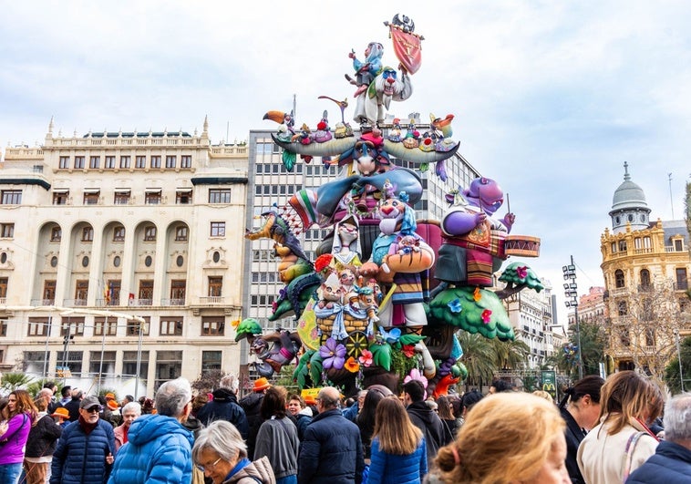 Mucha expectación este domingo por ver ya planta la falla municipal 'Fauna fallera', de Alejandro Santaeulalia y Vicente Llácer.