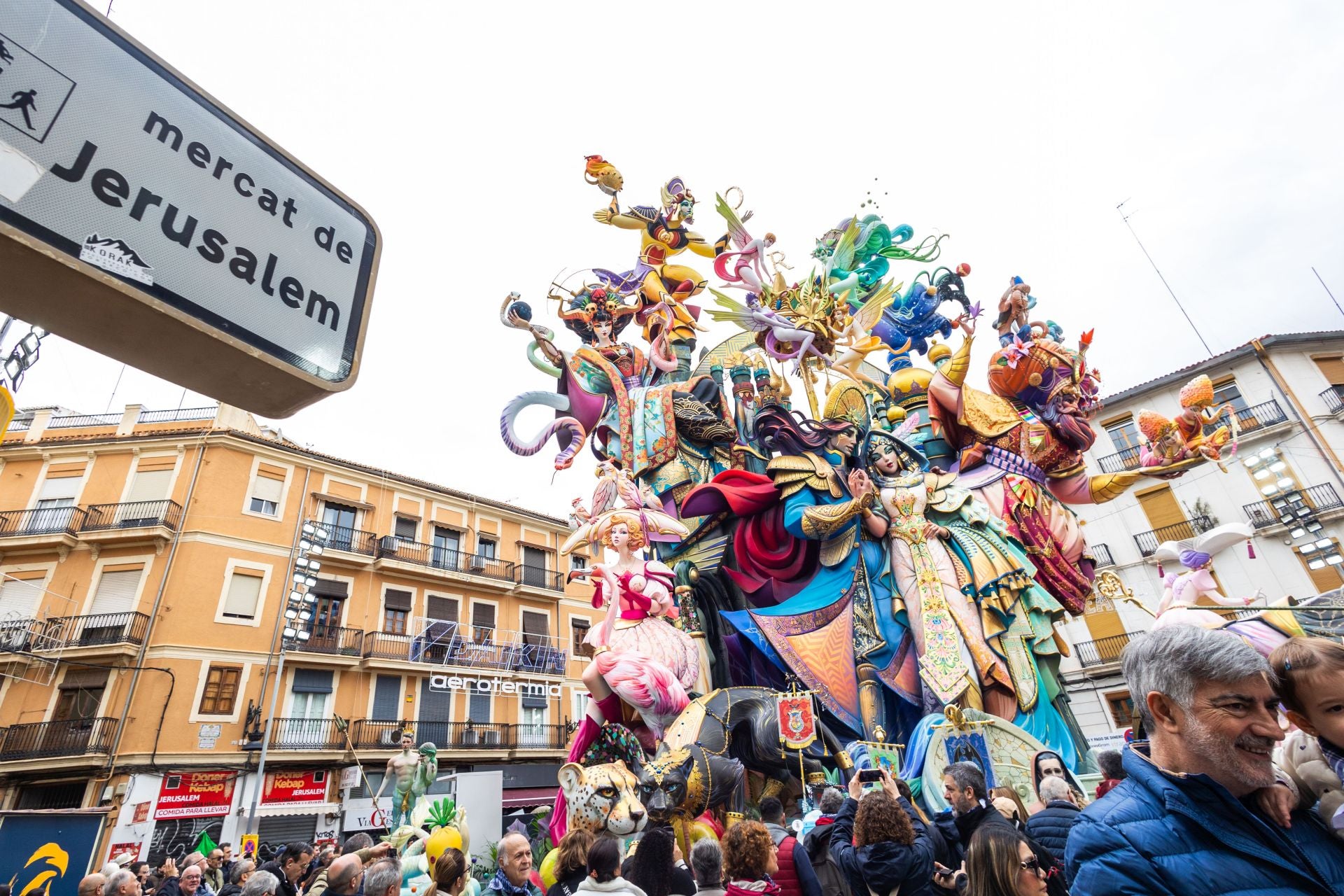 Superdomingo fallero: un recorrido por las calles y las fallas de Valencia