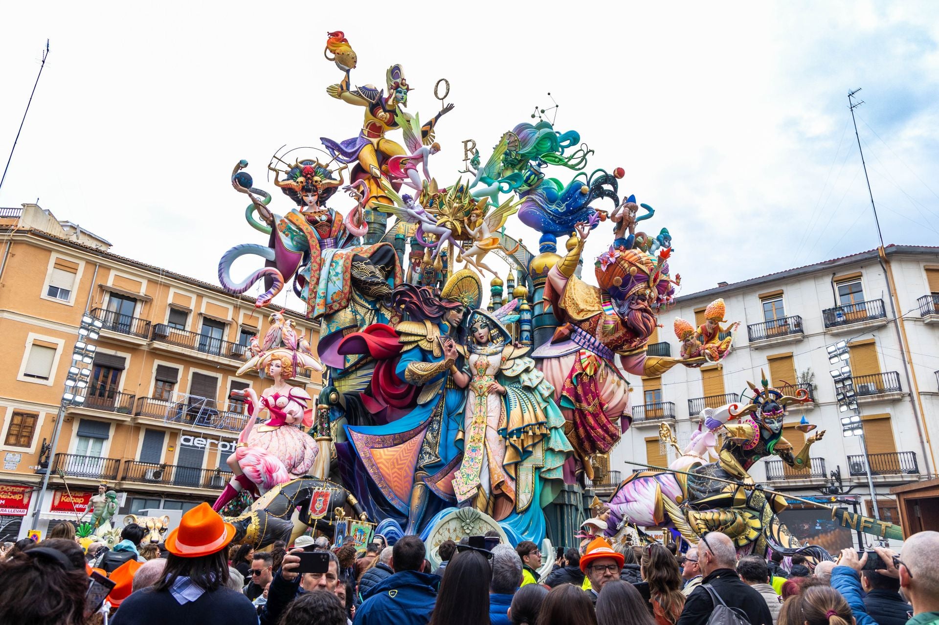 Superdomingo fallero: un recorrido por las calles y las fallas de Valencia