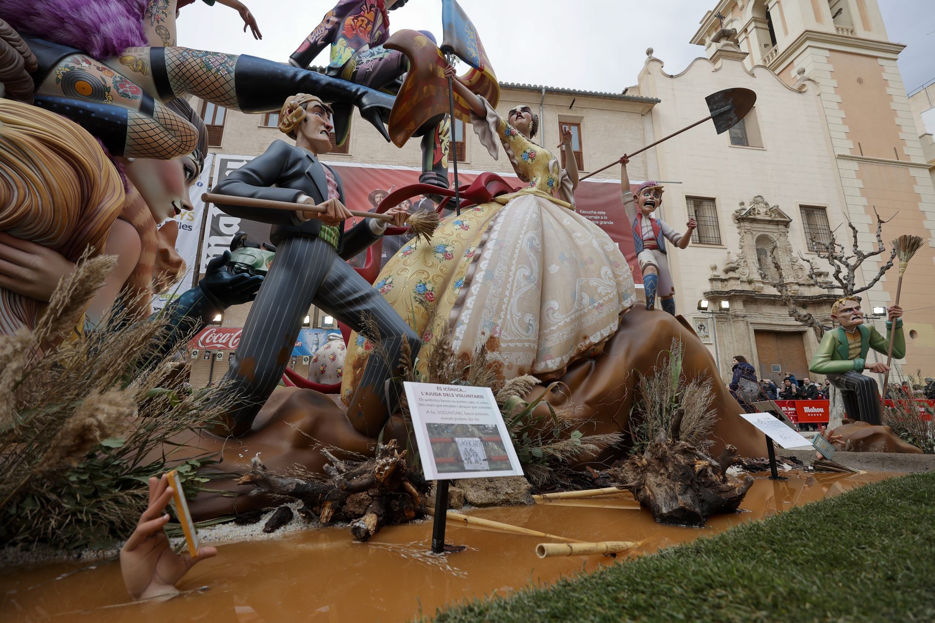 Superdomingo fallero: un recorrido por las calles y las fallas de Valencia