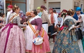 Falleras en Xàtiva con cestas de huevos para Santa Clara.