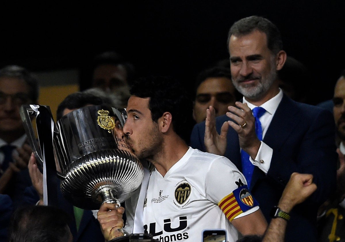 Dani Parejo besa el trofeo de la Copa del Rey conseguida por el Valencia en 2019.