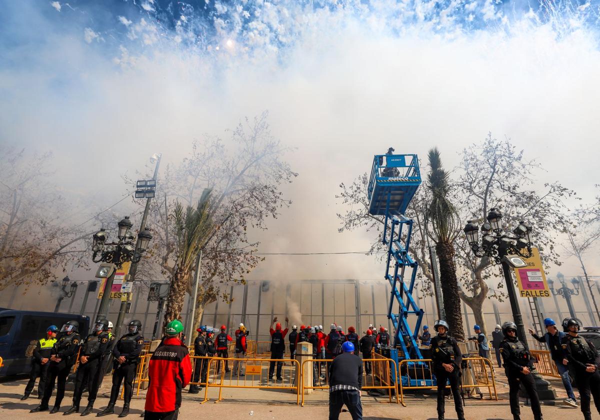 Mascletà en la Plaza del Ayuntamiento.