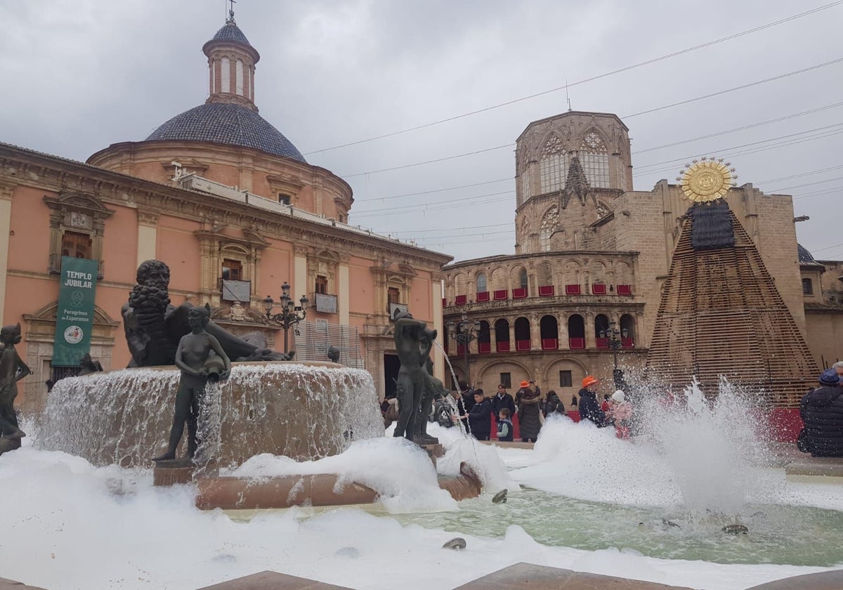 La fuente de la plaza de la Virgen, llena de espuma.