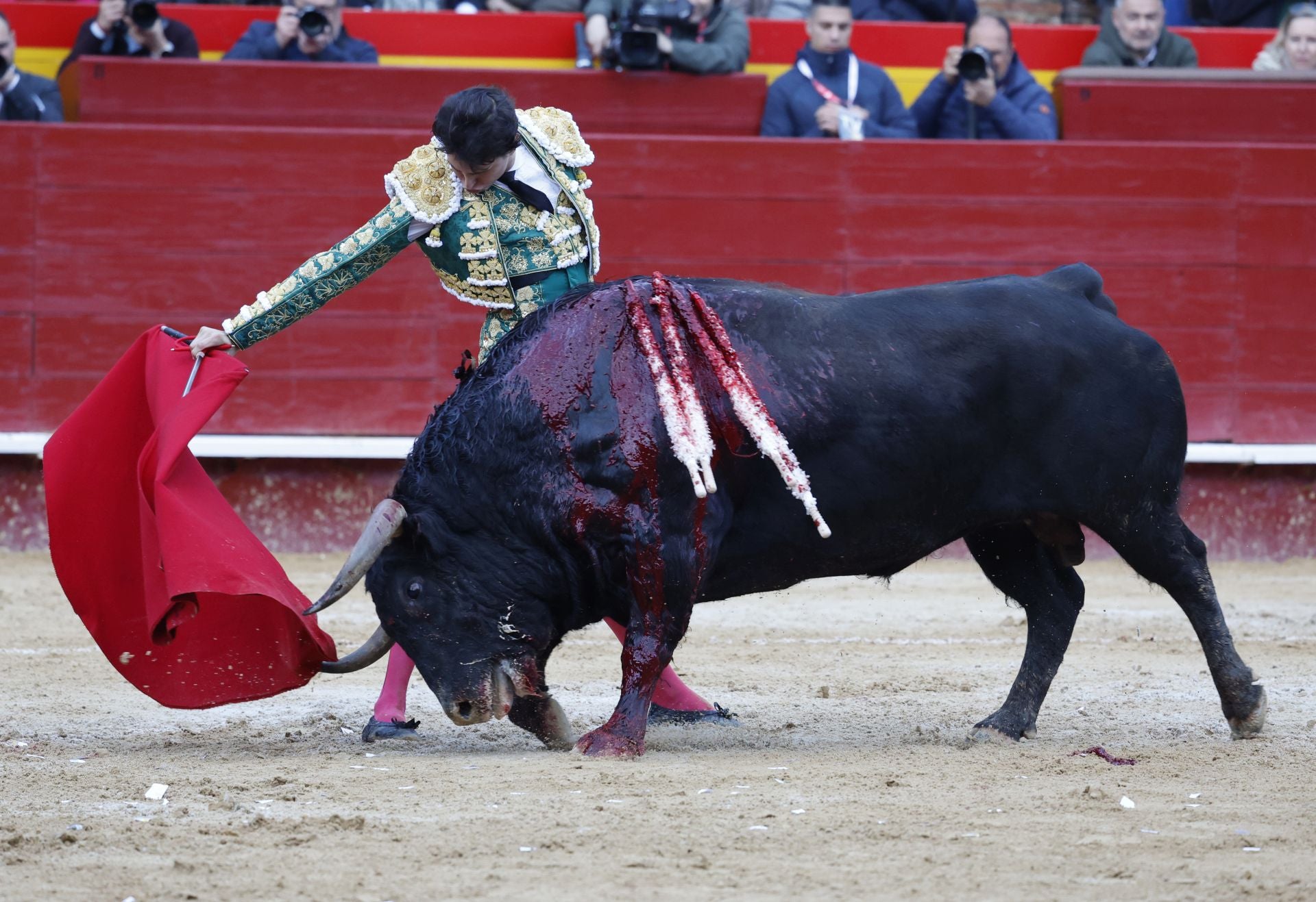 FOTOS | Así ha sido la tercera corrida de la Feria de Fallas 2025: Roca Rey, Manzanares y Tomás Rufo