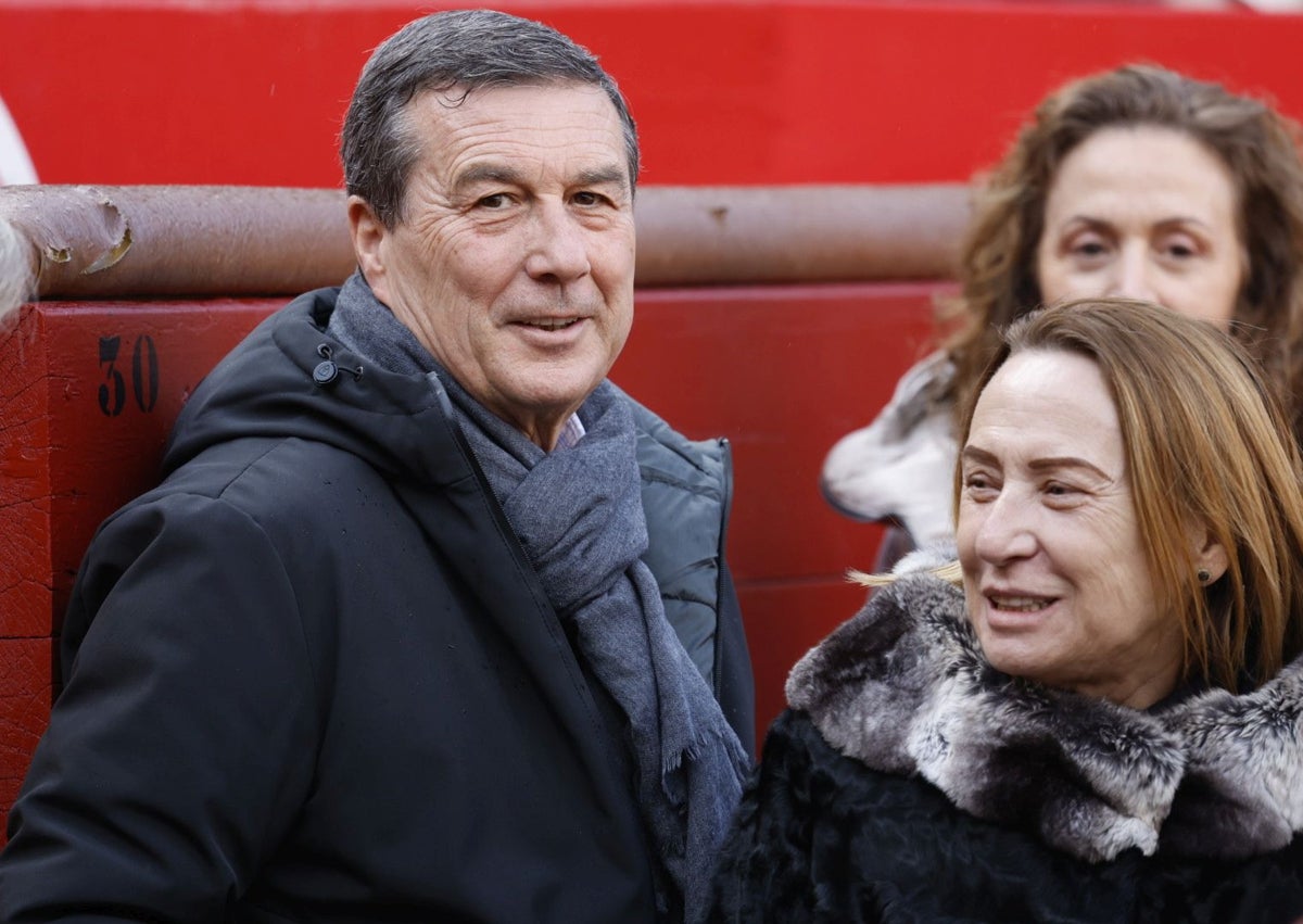 Imagen secundaria 1 - El naviero Vicente Boluda con su pareja Esther Pastor, el conseller Marciano Gómez o Mayrén Beneyto, en la plaza de Toros de Valencia. 