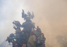 Vista general de la falla municipal envuelta en humo durante el disparo de la mascletà este domingo a cargo de Pirotecnia Valenciana