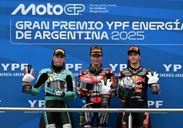 Adrián Fernández, Ángel Piqueras y José Antonio Rueda, en el podio de Moto3 del GP de Argentina.