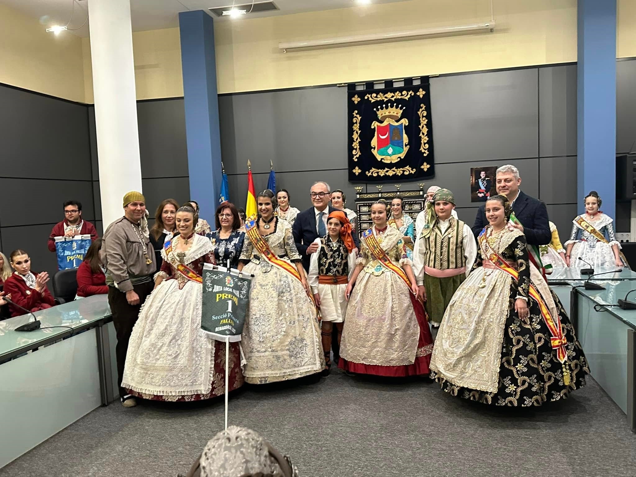 Arriba, la entrga del bandarín. Abajo, la celebración del premio, en la calle.