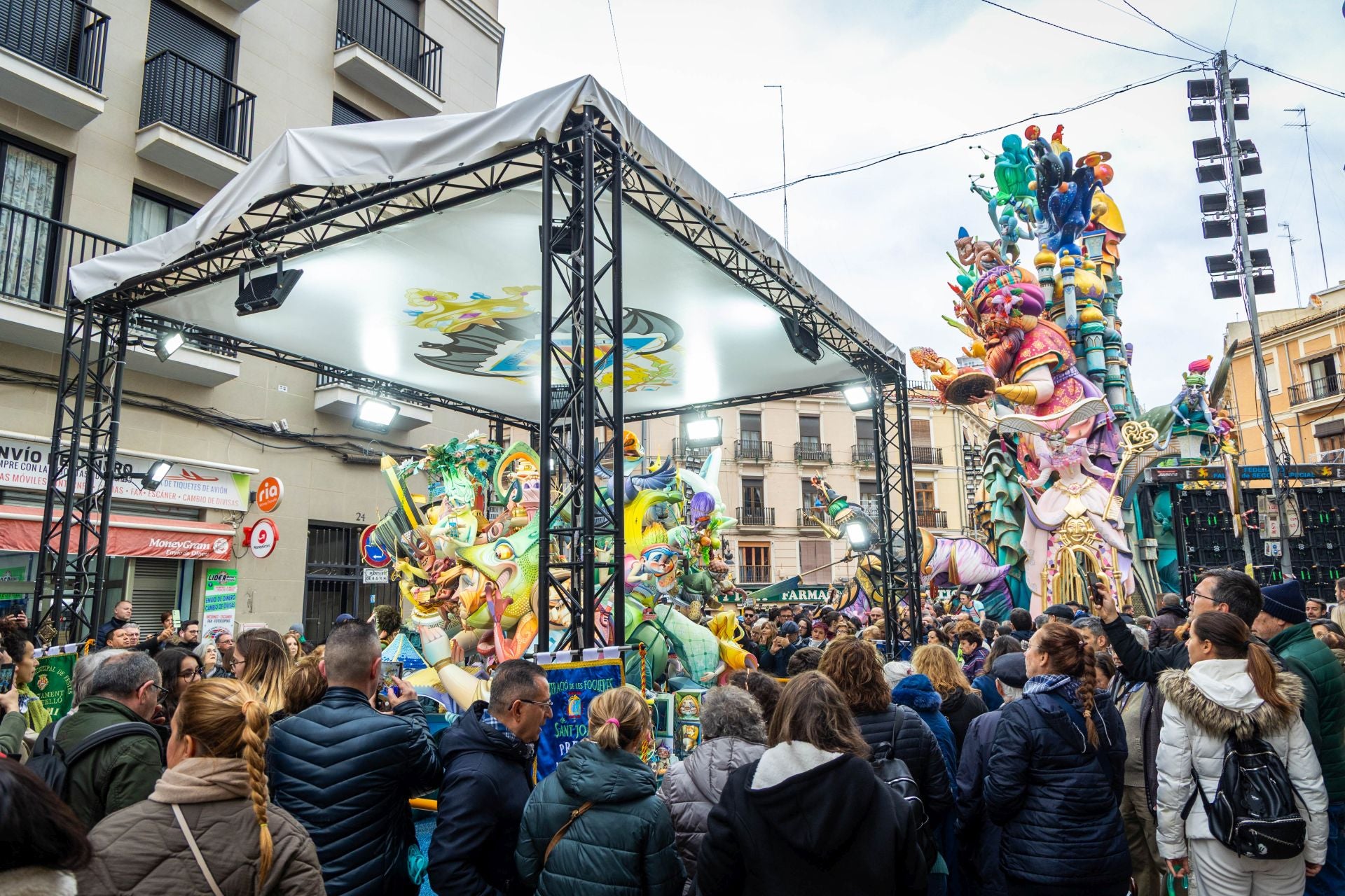 FOTOS | Colas para ver la falla ganadora, Convento Jerusalén