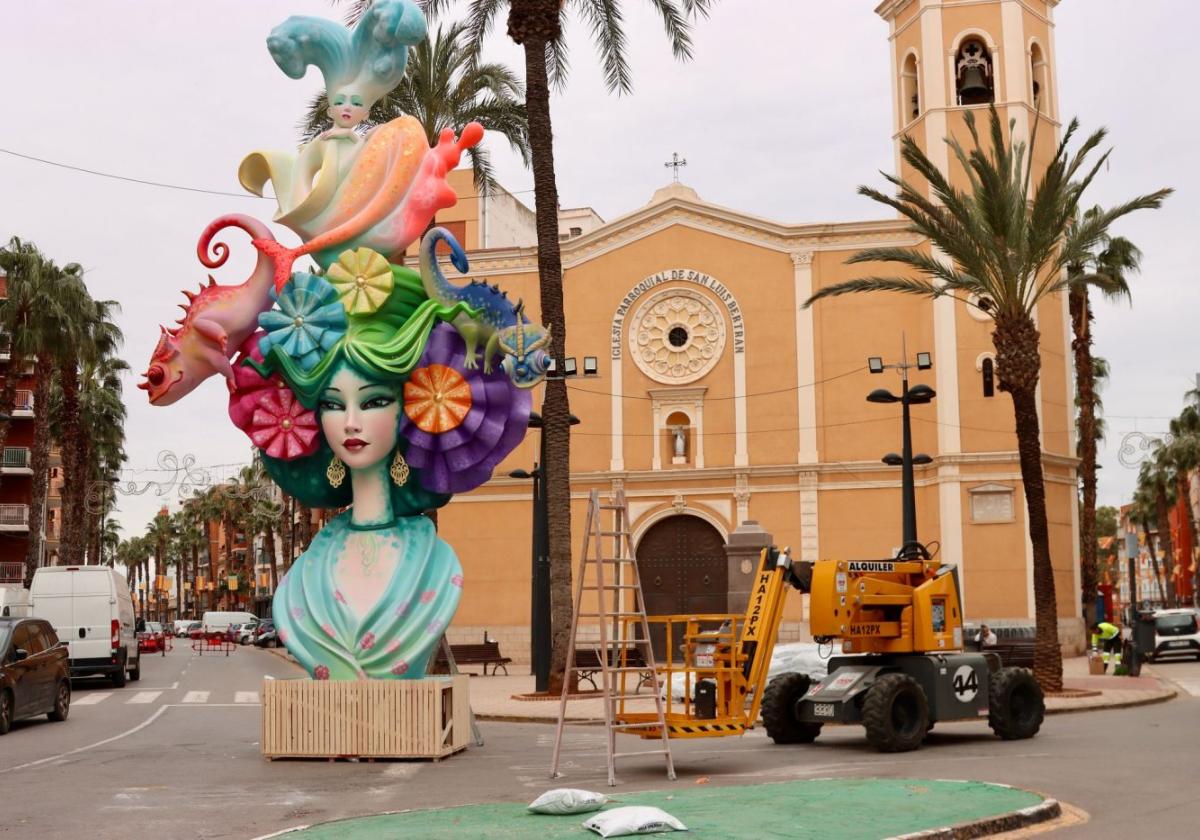 Los monumentos fallerosllenan las calles de Torrent dearte, crítica y sátira.