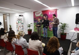 El alcalde, Carlos F. Bielsa, junto a las familias.